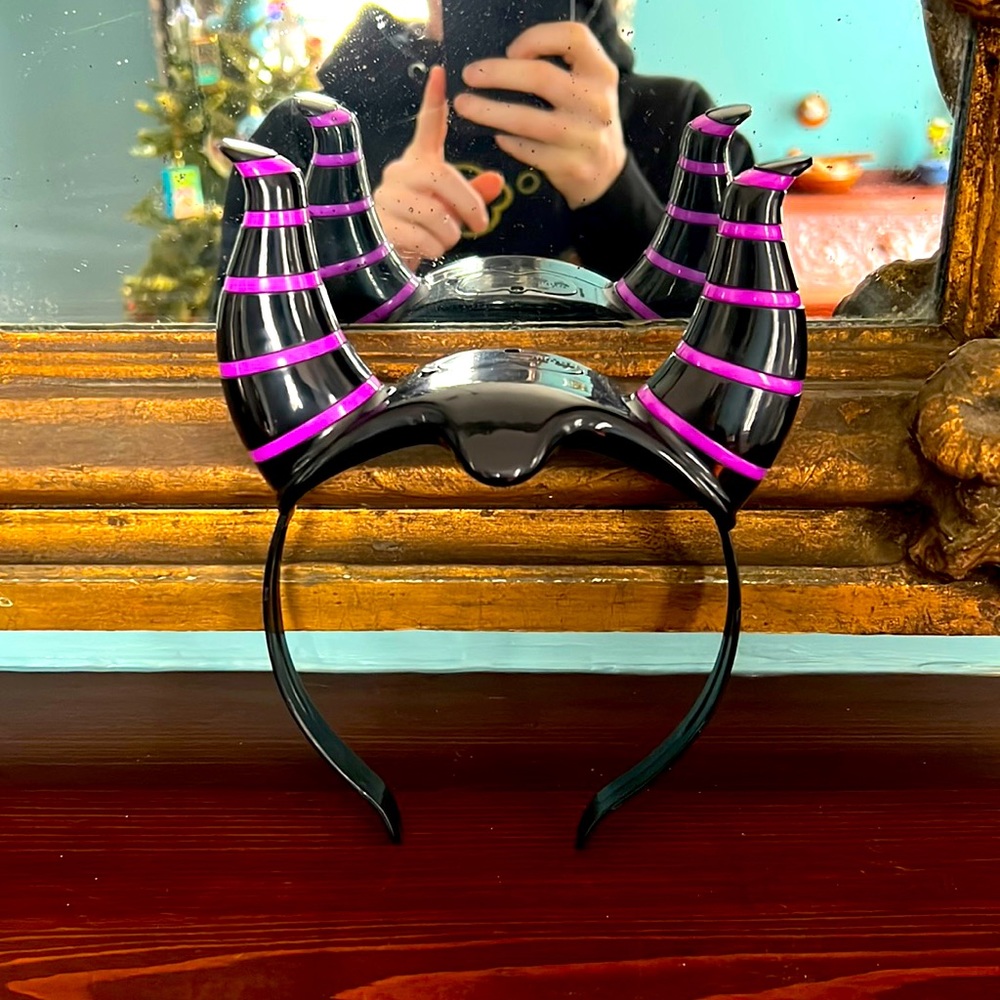 Disney headband- worn once and fully functional